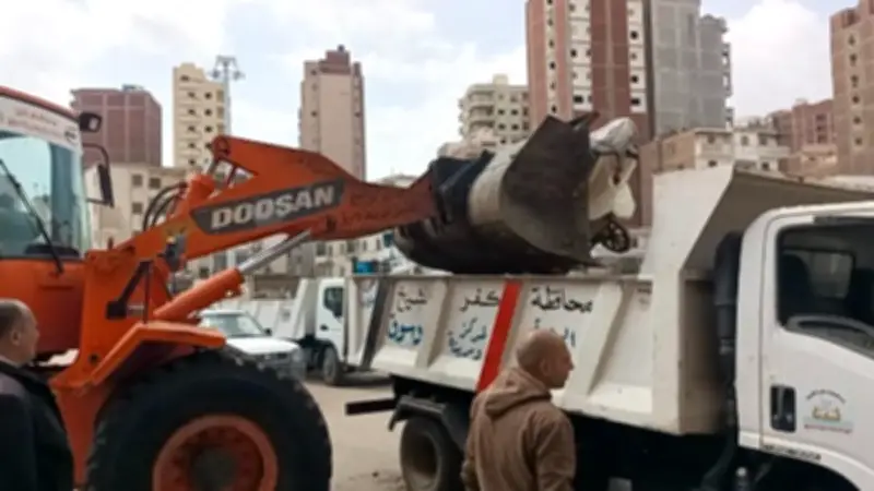 محافظ كفر الشيخ يتابع حملة مكبرة لإزالة الإشغالات في دسوق وتحرير 1168 مخالفة