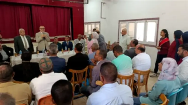 محافظ الأقصر يشيد بابتكارات طالبات العلوم ويكرم 12 طالبة متميزة في مدرسة أرمنت