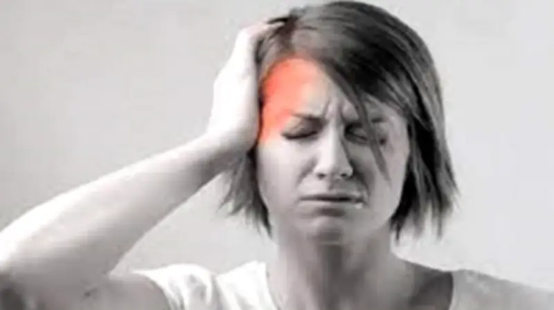 أسباب الصداع المتكرر و13 علامة تحذيرية تشير إلى خطورته الصحية