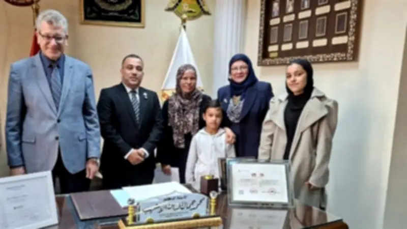 عميد طب بنها يكرم والدة طفل العناية المركزة بعد 14 عامًا من الصبر