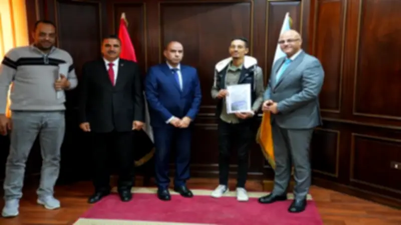 وزير العمل ومحافظ الإسكندرية يسلمان 152 عقد عمل لذوي الهمم في إطار دمجهم بسوق العمل