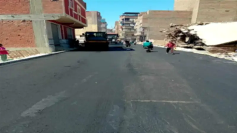 محافظ أسيوط يعلن انتهاء رصف شارع القفاصين في أبوتيج بطول 1550 متراً لتحسين البنية التحتية