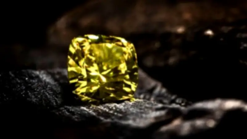 ماسة صفراء نادرة تزن 158 قيراطا تخرج من جليد كندا بعد ملياري عام