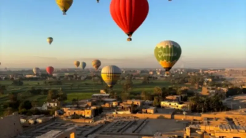 أكثر من 1650 سائحًا يحلقون في سماء الأقصر في 65 رحلة بالون طائر