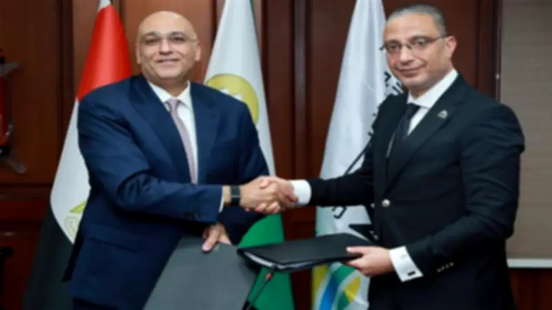 محافظ الجيزة يوقع عقداً بـ17 مليون جنيه لتطوير البنية التحتية في ميت عقبة