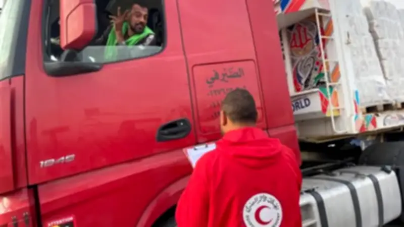 الهلال الأحمر المصري يطلق قافلة «زاد العزة» رقم 172 محملة بمساعدات إنسانية ووقود لغزة