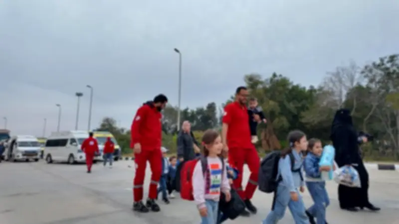 الهلال الأحمر المصري يطلق القافلة 177 من «زاد العزة» ويستعد لاستقبال الدفعة 35 من المصابين الفلسطينيين