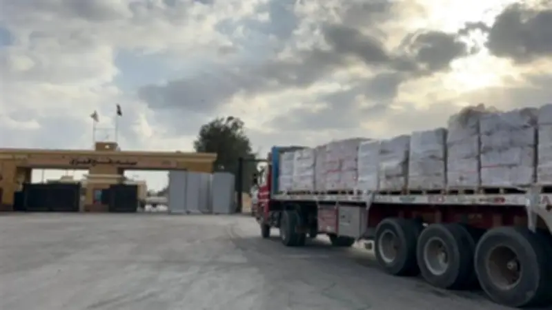 الهلال الأحمر المصري يطلق القافلة الـ180 من "زاد العزة" إلى غزة بحمولة 4,675 طنًا