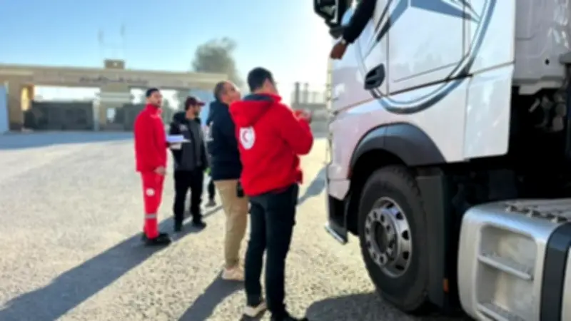 قافلة زاد العزة الـ 182 تدخل غزة عبر كرم أبو سالم