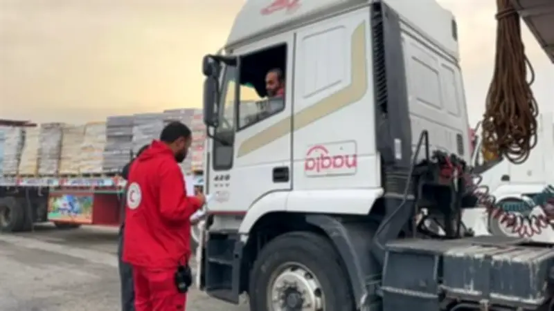 الهلال الأحمر يطلق قافلة المساعدات 186 لغزة ويستقبل الدفعة 40 من المصابين