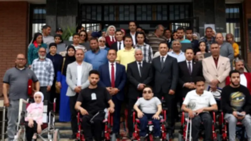 جامعة المنيا توزع 20 لابتوبًا و5 كراسي كهربائية على الطلاب ذوي الإعاقة