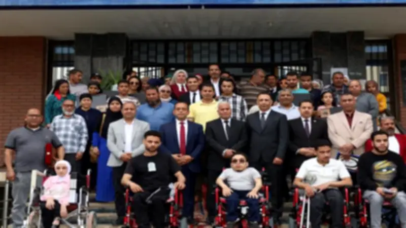 جامعة المنيا توزع 20 لاب توب و5 كراسي كهربائية لدعم ذوي الهمم