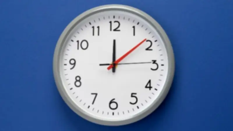 بدء العمل بالتوقيت الصيفي 2026: تقديم الساعة 60 دقيقة رسميًا في هذا الموعد