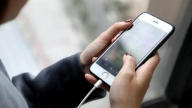 الاتحاد الأوروبي يفرض هواتف ذكية سهلة الإصلاح مع بطاريات قابلة للاستبدال بحلول 2027