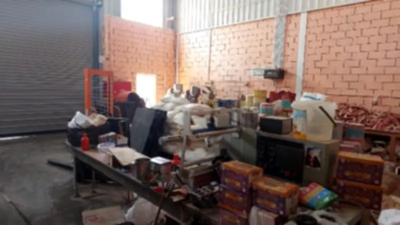 ضبط 22 ألف عبوة سلع غذائية منتهية الصلاحية داخل مصنع في قنا