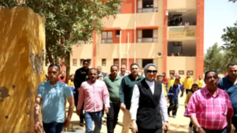 محافظ الوادي الجديد تتفقد مدرسة 25 يناير لمتابعة انتظام العملية التعليمية