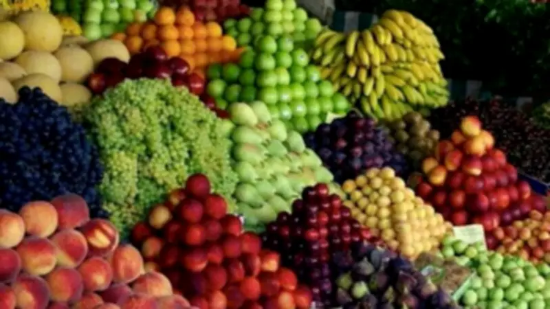 أسعار الفاكهة تشهد تقلبات حادة: 3 أصناف شعبية تهوي إلى 10 جنيهات وارتفاع في المستورد