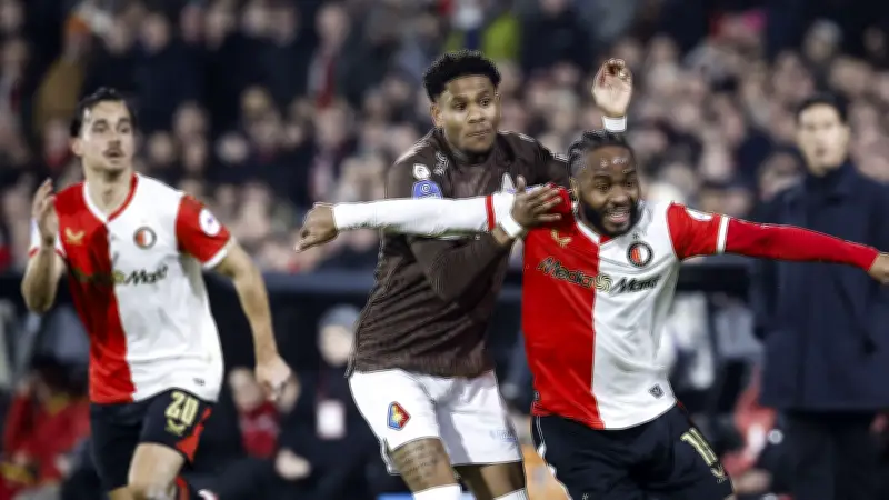 رحيم ستيرلينج على حافة الرحيل من فينورد بعد 3 أشهر فقط في الدوري الهولندي