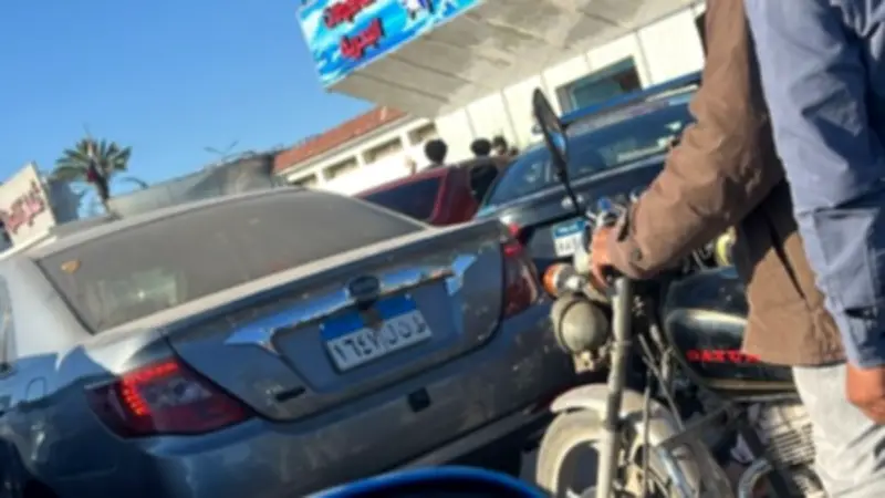 سيارة مسرعة تقتحم مطعمًا بالإسماعيلية: إصابة سيدة وتلف 3 سيارات