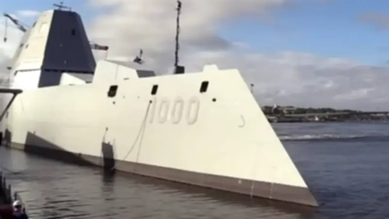 إصابة 3 بحارة في حريق على متن المدمرة الأمريكية "يو إس إس زموالت" بولاية ميسيسيبي