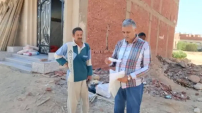 إيقاف أعمال بناء مخالفة في 3 فلل ومصادرة المعدات بالغردقة