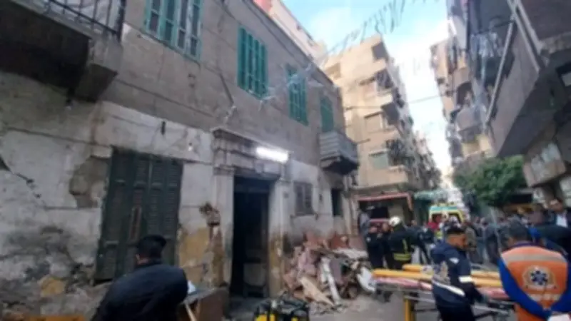انهيار عقار محرم بك بالإسكندرية يودي بحياة 3 أشخاص ويصيب 3 آخرين في حادث مأساوي
