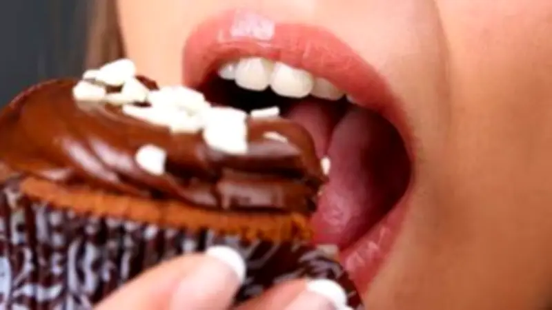 ماذا يحدث لجسمك بعد 30 دقيقة من تناول السكر؟.. تأثير الحلويات والمشروبات الغازية