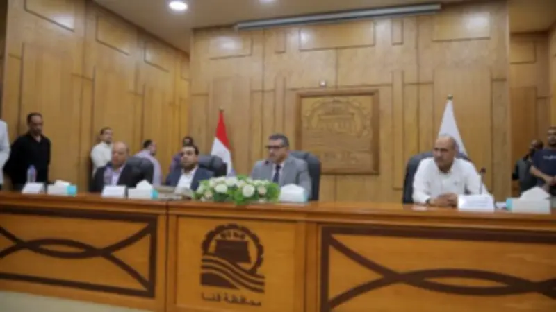 محافظ قنا يبحث 355 طلبًا وشكوى للمواطنين في لقاء مفتوح استمر 10 ساعات