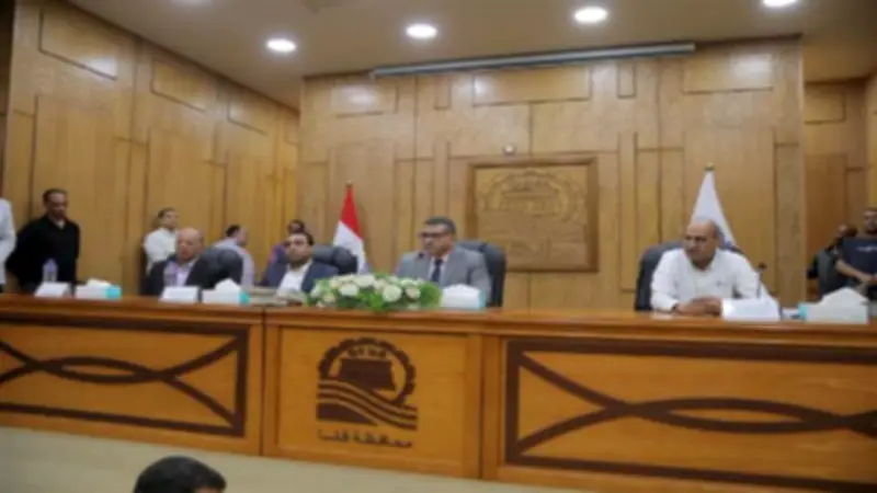 محافظ قنا يبحث 355 طلباً في لقاء استمر 10 ساعات مع المواطنين