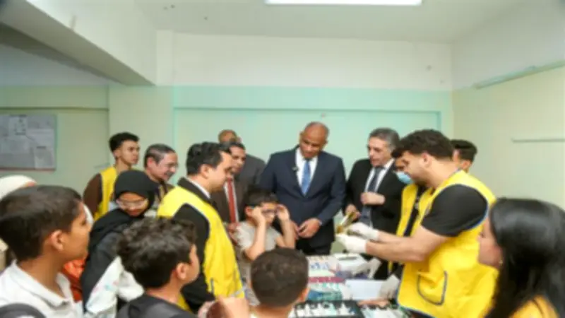 محافظ كفر الشيخ يتفقد مبادرة "عيون أطفالنا مستقبلنا" ويؤكد استهداف 364 ألف طالب