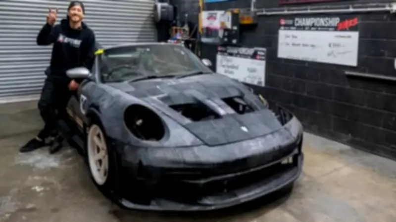 باستخدام طابعات 3D.. رجل يحول سيارته القديمة إلى بورش فارهة بتكلفة معقولة