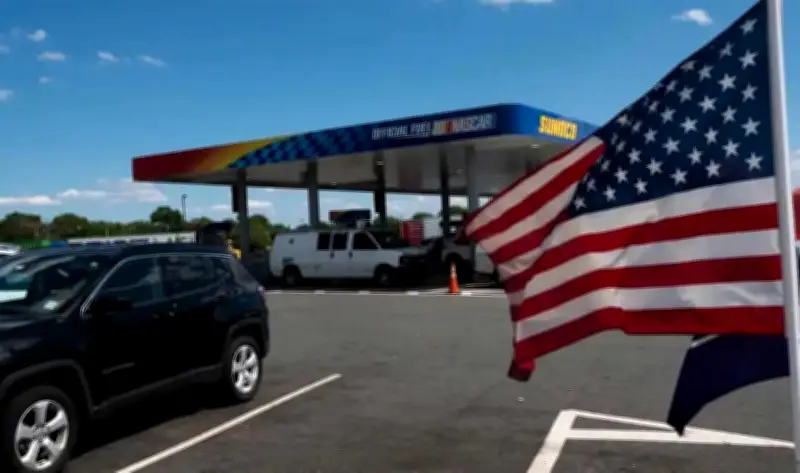 أسعار البنزين في أمريكا تتجاوز 4 دولارات للجالون وسط ارتفاع عالمي