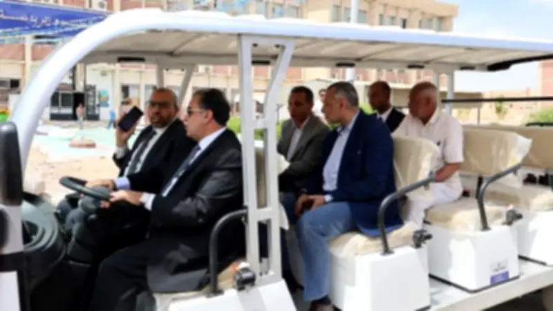 تسليم 4 حافلات كهربائية للمستشفيات الجامعية بقنا لخدمة المترددين