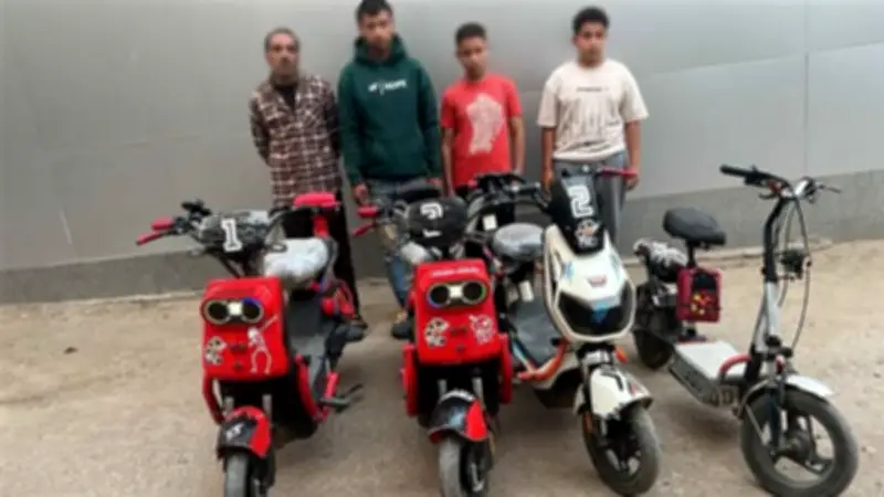 ضبط 4 أشخاص بالبحيرة لتنفيذهم حركات استعراضية خطرة بدراجات كهربائية