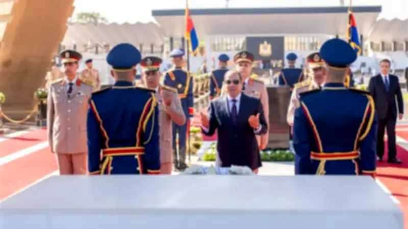 السيسي يضع إكليلا من الزهور في ذكرى تحرير سيناء الـ44