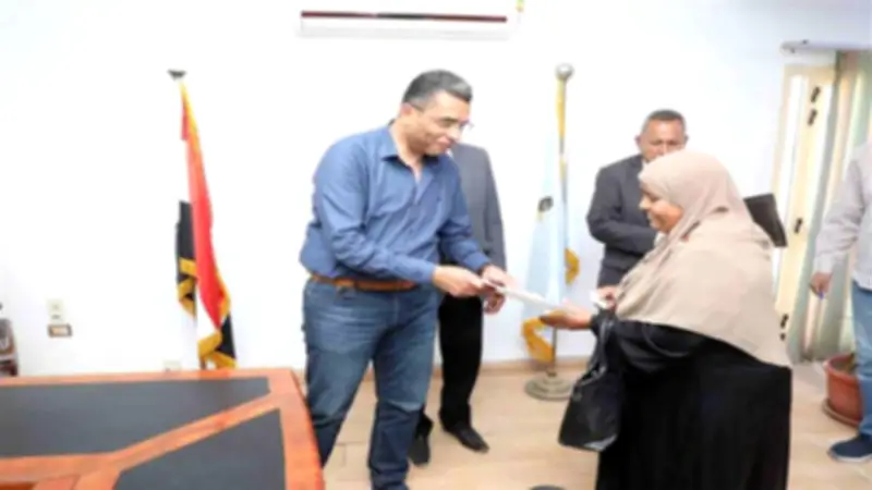 محافظ البحر الأحمر يسلم 493 عقد سكني لمستحقيها في مدينة القصير خلال جولة تفقدية