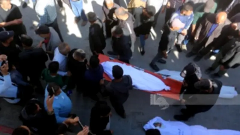 تشييع 5 شهداء بينهم 3 أطفال من مجمع الشفاء في غزة بعد قصف إسرائيلي