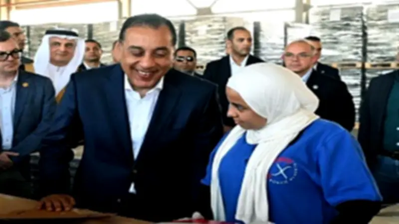 رئيس الوزراء يفتتح مصنع نسيج باستثمارات 6 ملايين دولار في السخنة