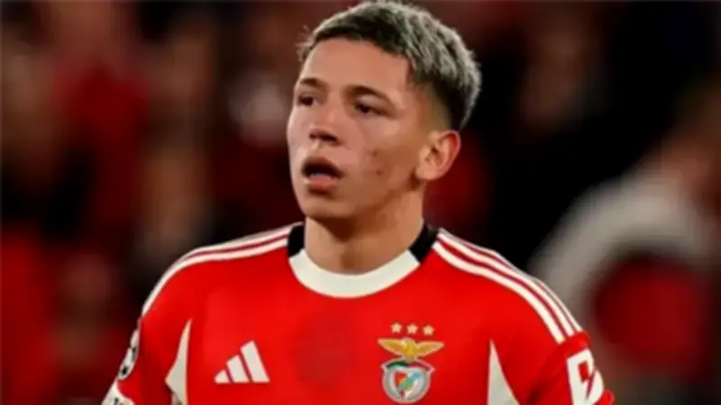 إيقاف نجم بنفيكا 6 مباريات بسبب أزمته مع فينيسيوس