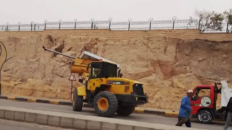 المنيا تزيل 61 لافتة إعلانية مخالفة لحماية المواطنين من تقلبات الطقس