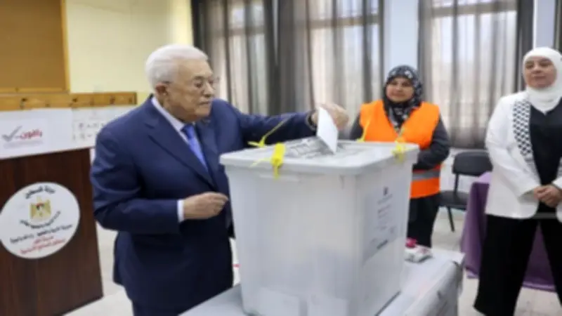 الرئيس الفلسطيني يدلي بصوته في أول انتخابات محلية منذ 7 أكتوبر