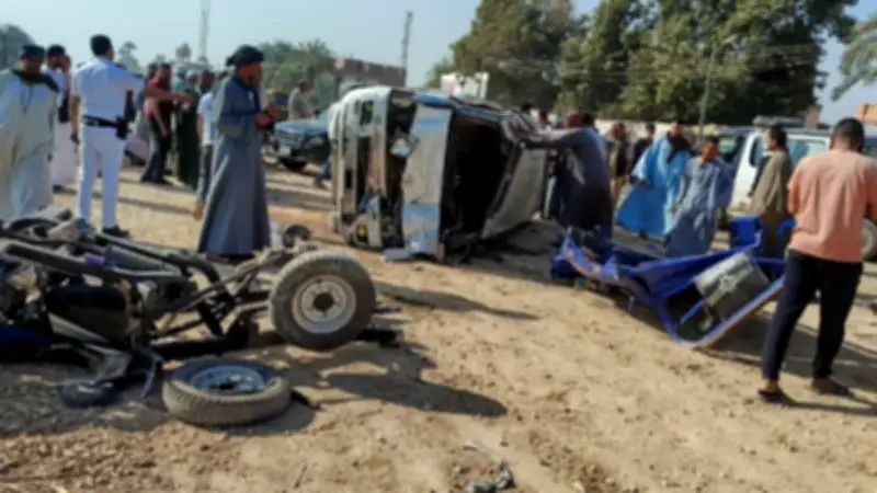 تصادم مروع بأسيوط يدفع بـ8 سيارات إسعاف وينتهي بمصرع شخصين وإصابة 12 آخرين