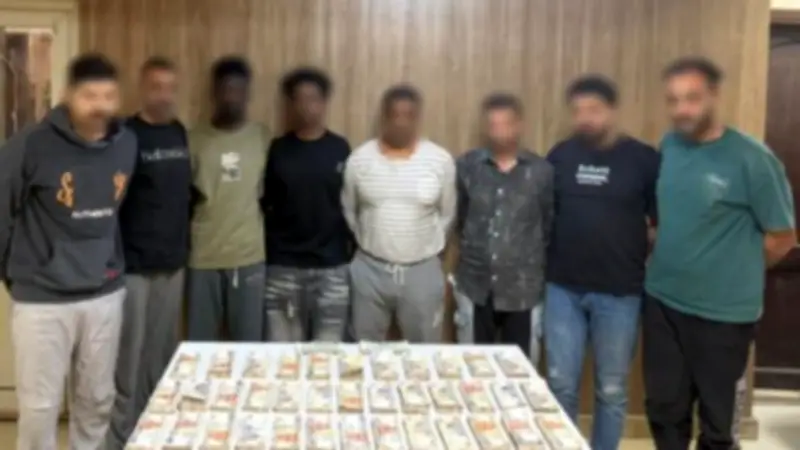 القبض على 8 أشخاص بانتحال الصفة وسرقة سائق أجنبي بالجيزة