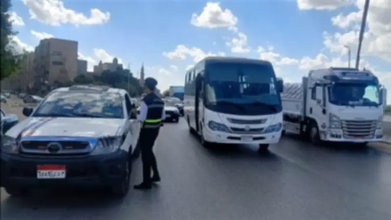 المرور يحرر 828 مخالفة لعدم تركيب الملصق الإلكتروني ويرفع 38 مركبة متروكة