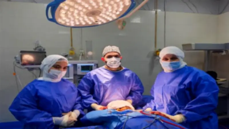 جراحة دقيقة استمرت 9 ساعات لإعادة بناء وجه وجمجمة مصاب في الدقهلية