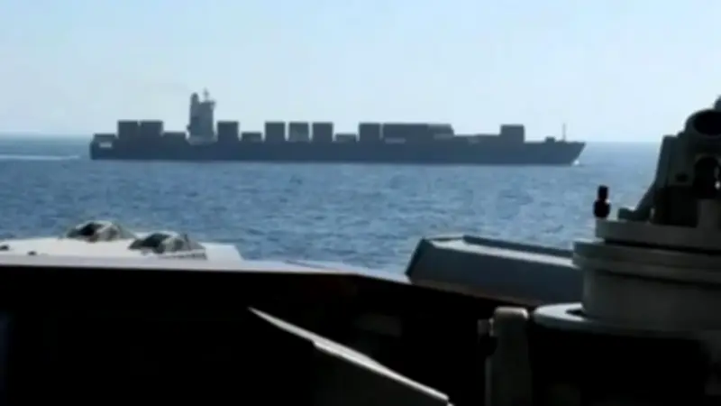 الجيش الإيراني يهدد بالرد السريع بعد إطلاق مدمرة أمريكية النار على سفينة شحن في خليج عُمان