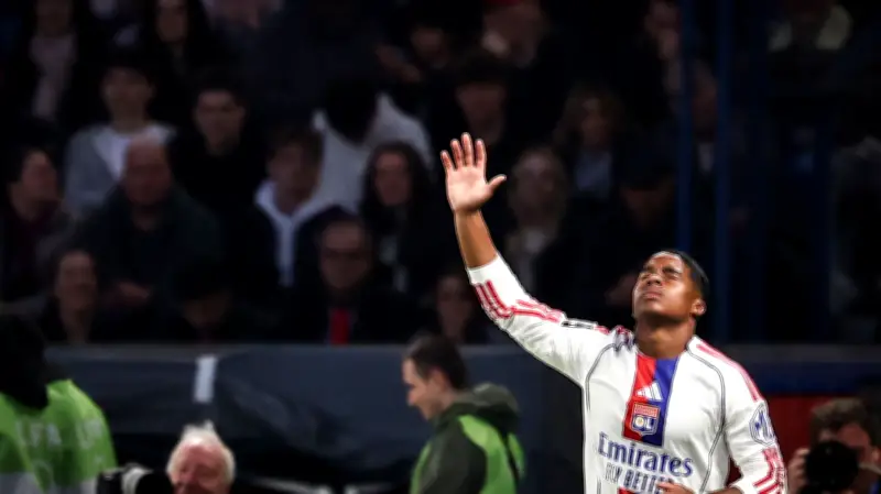 إندريك يرد على مدربه بأداء مذهل.. ويقود ليون لانتصار تاريخي على باريس سان جيرمان