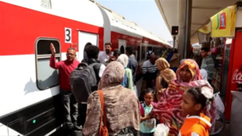 كامل الوزير يتفقد حركة السكك الحديدية مع تراجع ملحوظ في تأخيرات القطارات