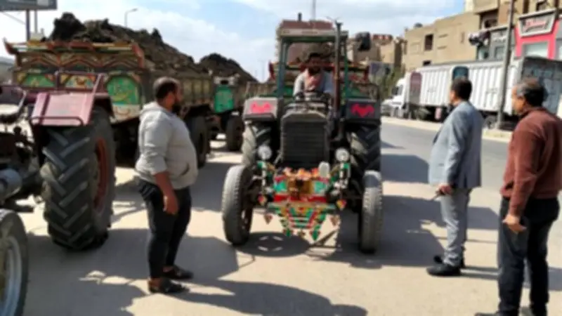 رئيس ميت غمر يضبط سيارة نقل محملة بالأتربة تسير بدون غطاء خلال جولة تفقدية