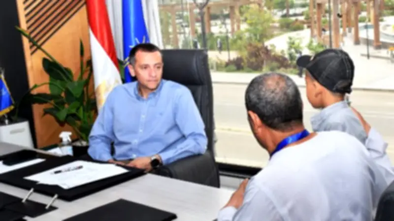 محافظ أسوان يوجه بصرف مساعدات مالية عاجلة ويواصل لقاءاته الجماهيرية لخدمة المواطنين